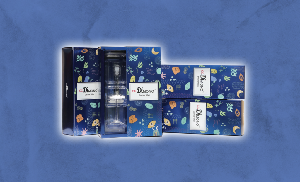 Bild der Verpackung von CG Dimono Ptx Dermal Fillers vor einem blauen Hintergrund, mit einem lebendigen Design und abstrakten Mustern sowie einer sichtbaren Spritze in einer transparenten Hülle in einer der Schachteln.
